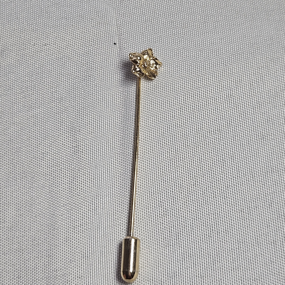 Elegant Gold Floral Brooch Pin